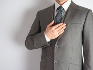 スーツ姿のハンサムな男性