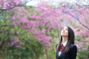 空を見上げる女子学生