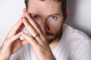 坊主ヘアの男性