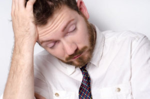 ひげの白髪に悩む男性