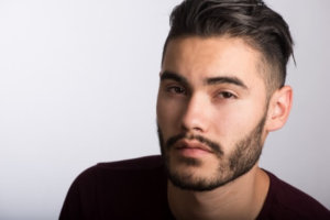 ツーブロックの髪型の男性