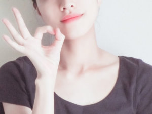 OKサインをする女性