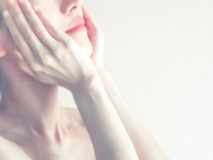 両手でほほを抑える女性