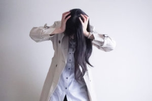 ショックを受けている女性