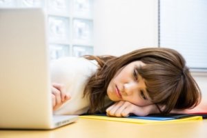 うなだれている女性