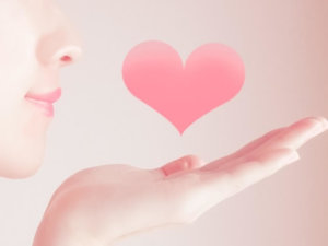 ハートを手に乗せている女性