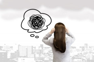 どうしようか迷っている女性