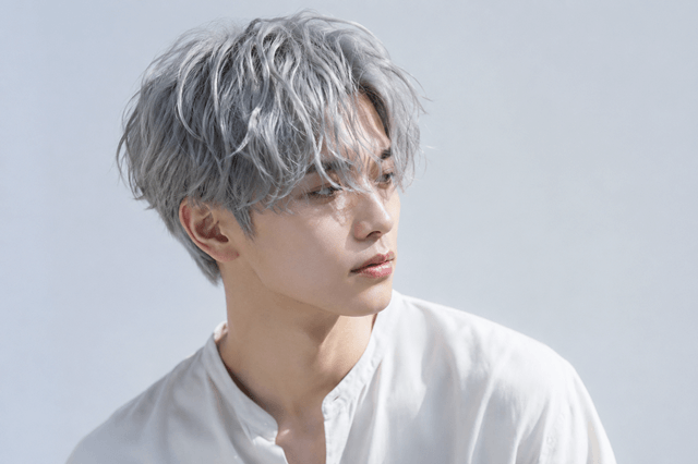 シルバーヘアーの若者